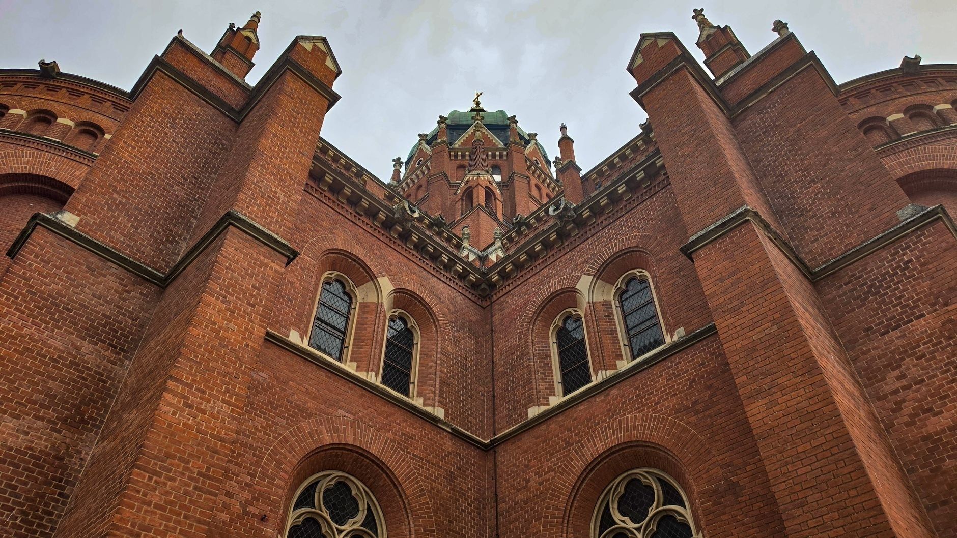 Detailansicht der roten Backsteinfassade von St. Marien in Röbel